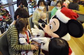Mickey Mouse greets children at hospital in Japan