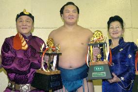 Mongolian Hakuo wins 2 prizes at spring sumo tournament