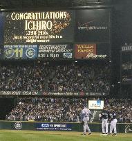 (8)Ichiro breaks MLB record for hits in a season