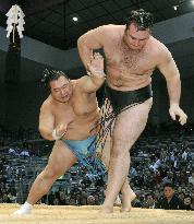 Kotooshu suffers his third loss at Kyushu sumo