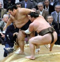 Asashoryu, Hakuho notch 2nd wins at Kyushu meet