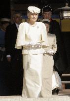 Empress visits Meiji Shrine