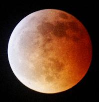 Total moon eclipse seen in Japan