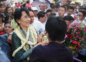 Suu Kyi on 1st party campaign trip