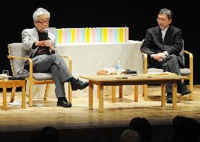 Writers Oe, Ikezawa at open dialogue in Tokyo