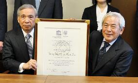 Gunma gov. receives Tomioka world heritage certificate replica