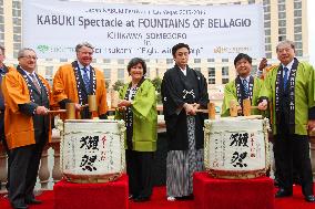 Kabuki star Somegoro ceremonially opens sake barrel in Las Vegas