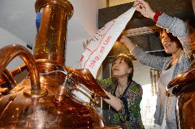 Visitors experience beer production at Tokyo brewing lab