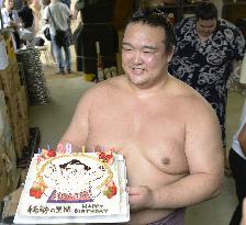 Ozeki Kisenosato receives birthday cake
