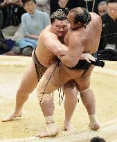 Hakuho beats Osunaarashi at Kyushu sumo tournament