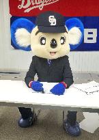 Japanese baseball mascot concludes "salary negotiations"