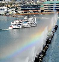 Lake Biwa marks the start of 2007 tourist season
