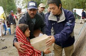 Japanese staffers deliver relief goods in Pakistan