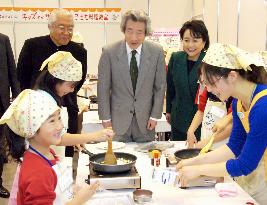 Koizumi visits food and health fair in Tokyo