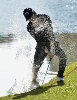 Japan's Ishikawa makes shot from water at VISA Masters