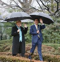 Abe, Merkel visit museum in Tokyo