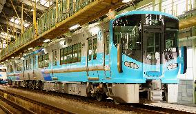 Ishikawa Railway unveils train in 5 traditional colors