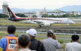 MRJ small passenger plane starts trial taxiing