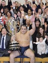 Kakuryu ousts Terunofuji in playoff to win autumn basho