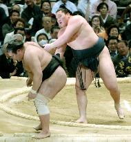 Hakuho dumps Tochi to take lead at spring sumo