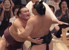 Yokozuna Asashoryu beaten by Takamisakari