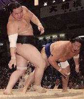 Asashoryu defeated by Tamanoshima at Nagoya sumo