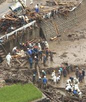 (4)2 die, more than 10 missing in mudslides in Kyushu