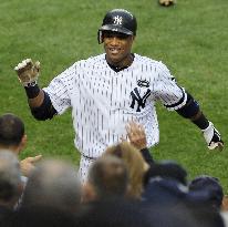 Yankees rout Rangers in Game 5