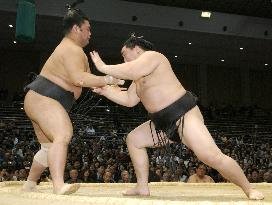 Asashoryu keeps pole position at Kyushu sumo