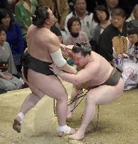 Hakuho eyes perfection at New Year sumo tournament