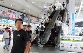 Rogue retailers target tourists in Singapore electronics square