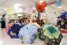 "Umbrella Festival" begins at store in western Japan