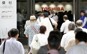 Toshiba pres. apologizes to shareholders for "biggest crisis"