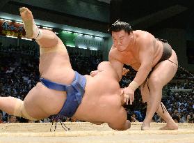 Hakuho, Kakuryu win to stay on collision course in Nagoya