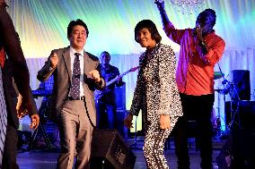 Japan PM Abe dances to reggae in Jamaica