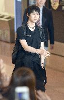 Hero's welcome for record-breaking Hanyu