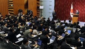 Hatoyama gets thanks from freelancers for access to press confere