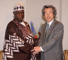 (1)Koizumi pledges Africa aid