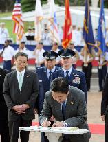 PM Noda visits U.S. national cemetery