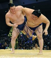 Hakuho stays in hot pursuit at Kyushu sumo