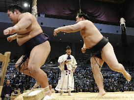 Asashoryu, Hakuho keep rolling at Kyushu sumo