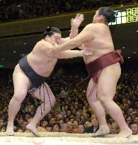 Hokutoriki beats Futeno to get 8th win at New Year sumo