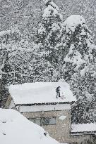 (2)Yamakoshi villagers allowed to visit their houses