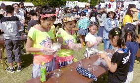 Japan town sets world record in simultaneous rice ball making