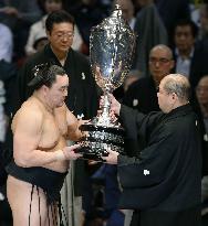 Harumafuji wins Kyushu title despite final-day defeat