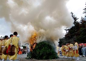 Wakayama temples heralds spring with fire festival