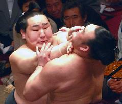 Asashoryu rock solid at 6-0 at summer sumo