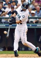 Ichiro goes 3-for-4, leads American League with .352