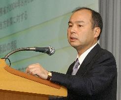 Softbank asks court to stop gov't frequency allocation plan