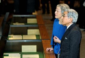 Emperor, empress visits National Archives of Japan